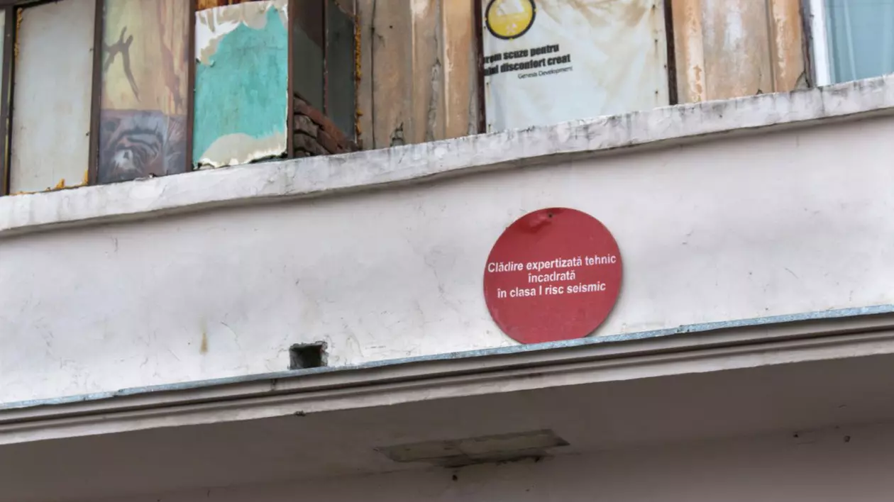363 de clădiri din București sunt în clasa 1 de risc seismic, adică au bulină roșie, și se pot prăbuși la un cutremur major, precum cel din 1977. Foto: Hepta