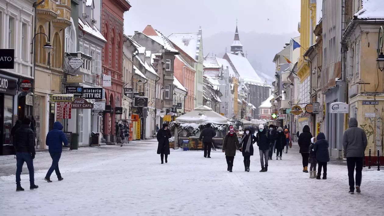 Primăria Brașov impune reguli pentru terasele din centrul istoric. „Au cucerit mult din spațiul pietonilor”