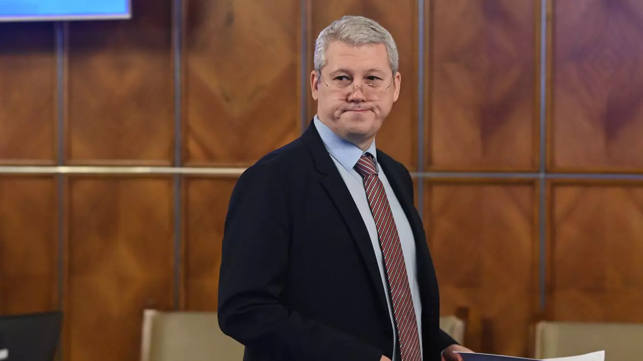 Ministrul Justitiei, Catalin Predoiu, a spus că soțul fostei șefe DIICOT Georgiana Hosu a fost achitat, deși instanța se va pronunța abia pe 7 februarie, iar ulterior ministrul a afirmat că are informația „din surse neoficiale”. Foto: Hepta