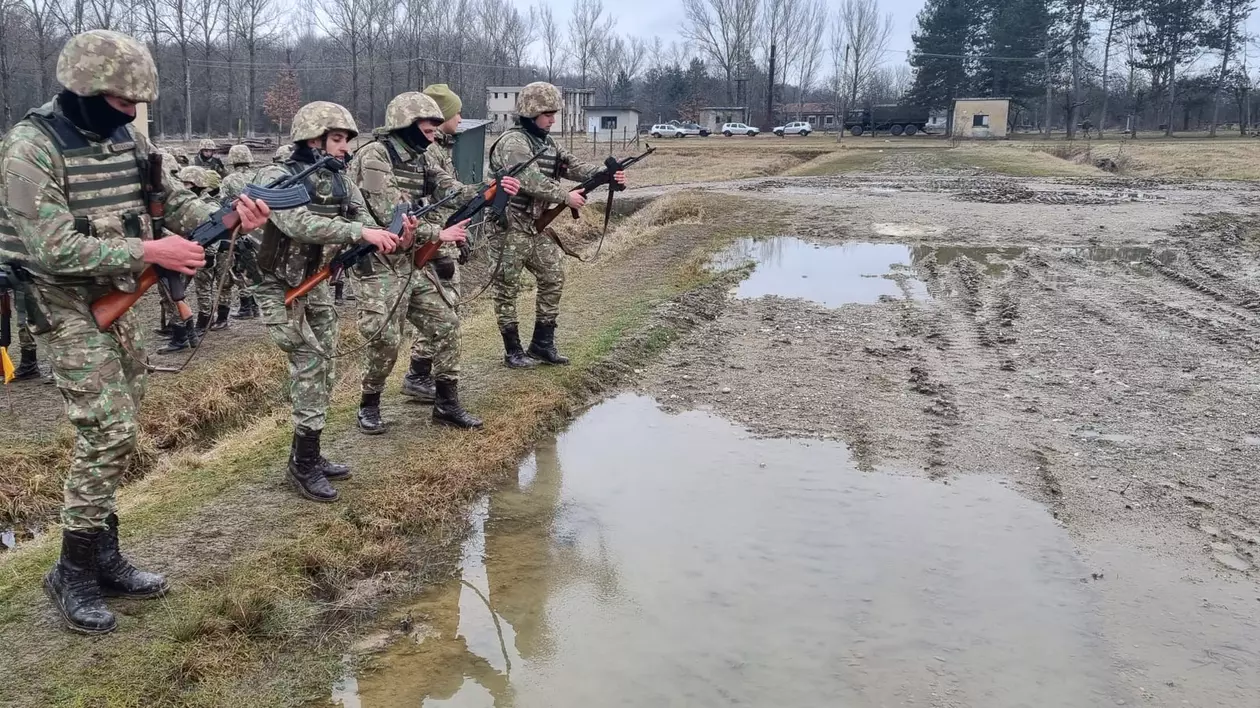 Sondaj: 58% dintre români nu sunt de acord cu reintroducerea serviciului militar obligatoriu. Câți au încredere că NATO va apăra România în caz de atac