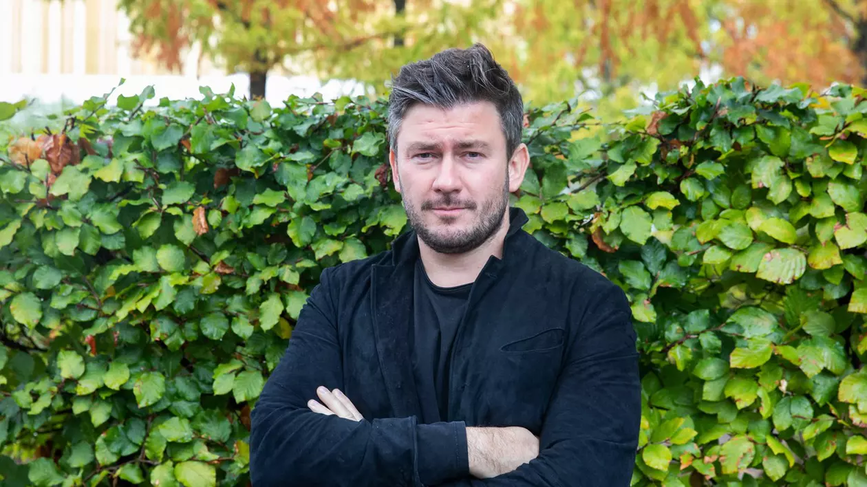 Un popular scriitor rus de romane SF va fi judecat pentru că a denunțat atrocitățile comise de armata lui Putin în Ucraina