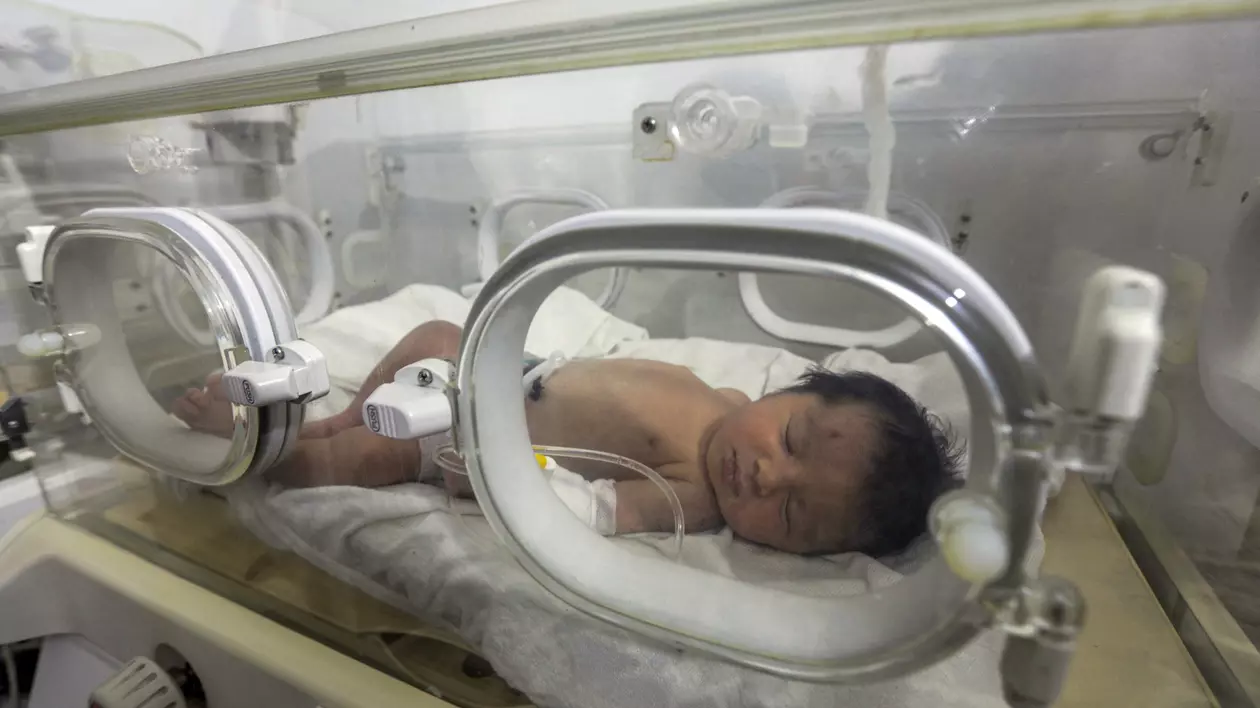 Mii de oameni vor să o adopte pe Aya, fetița care s-a născut sub dărâmături, în Siria. „Vreau să-i ofer o viață decentă”