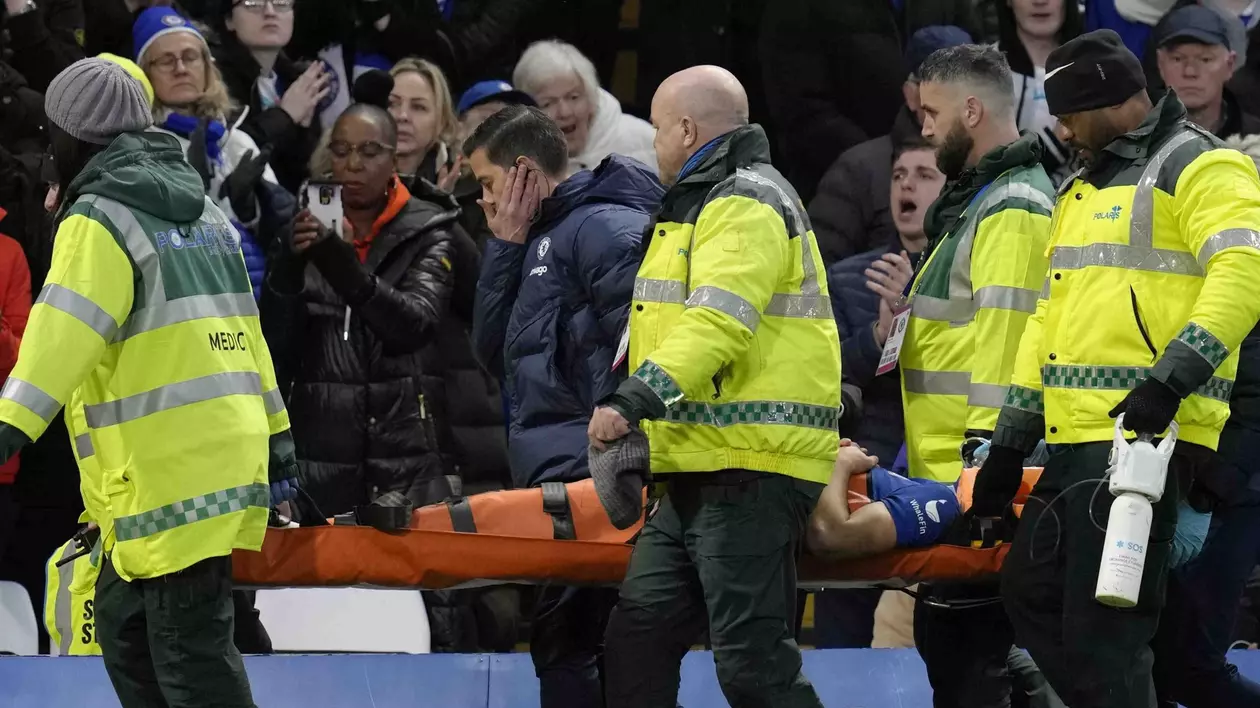 Fundașul spaniol Azpilicueta, scos de pe teren cu masca de oxigen pe față, după ce a fost accidentat în meciul lui Chelsea cu Southampton