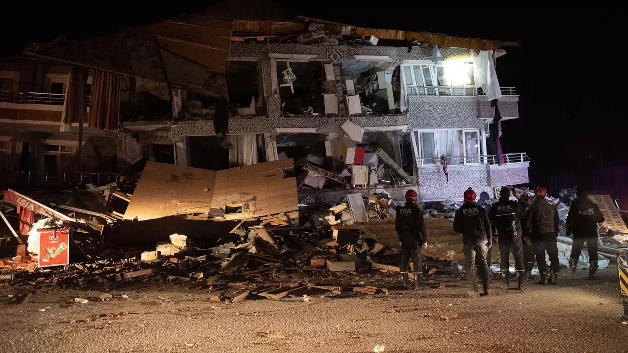 Turcia, zguduită din nou de cutremure, la două săptămâni după seismele devastatoare. Mai multe clădiri s-au prăbușit