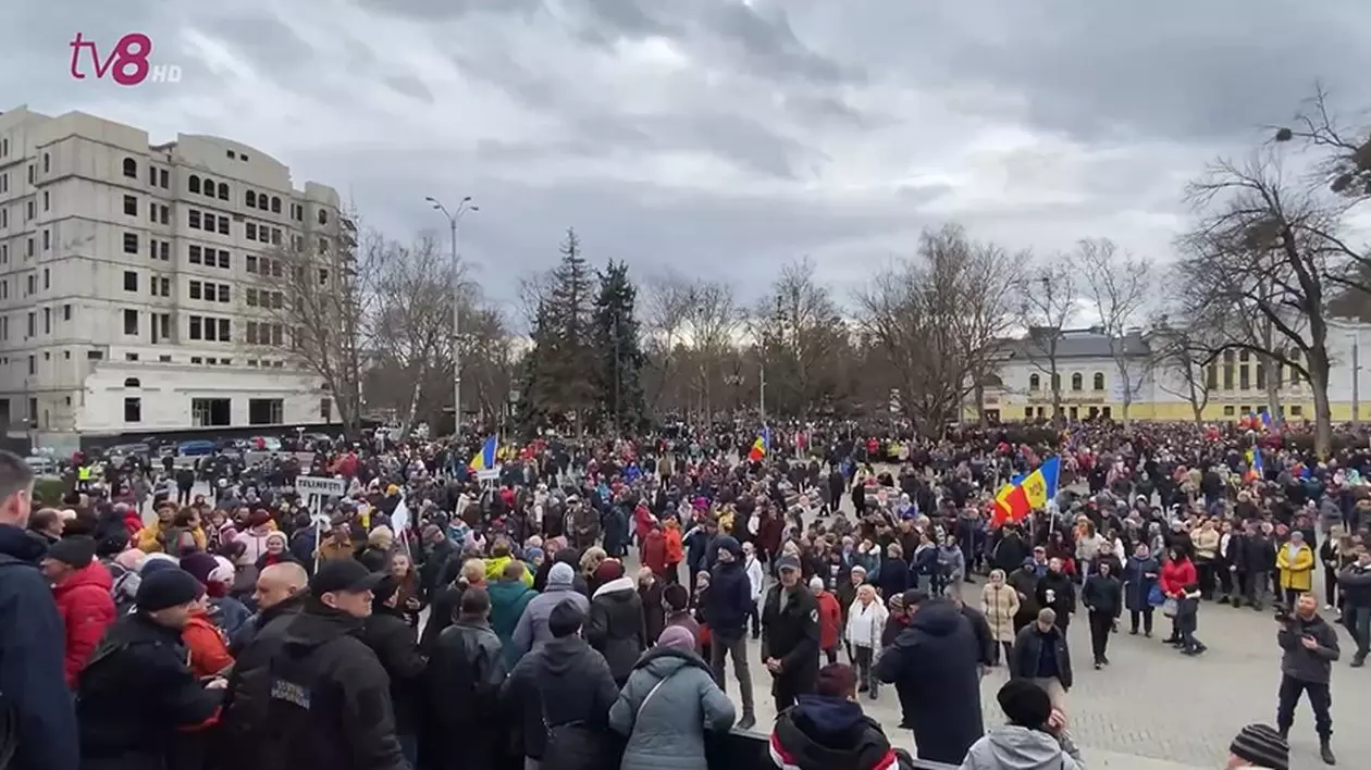 Proteste în Chișinău, organizate de partidul pro-rus ȘOR. Manifestanții, unii aduși cu autocarul, au cerut demisia Guvernului