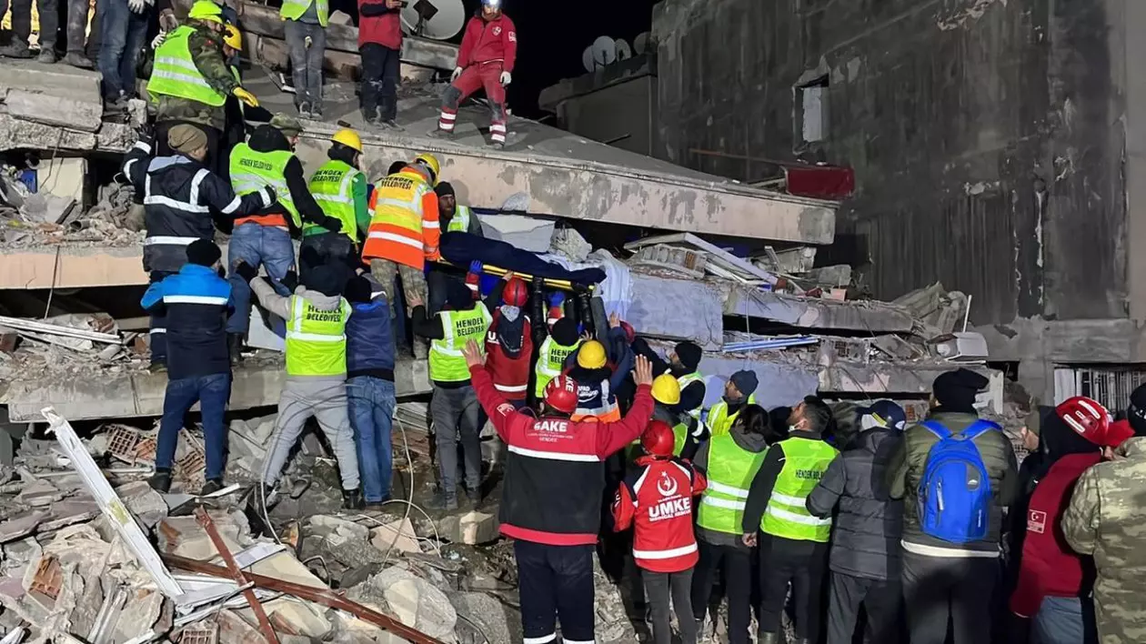 Miracole în Turcia, după patru zile de la cutremur: o mamă și cei trei copii ai ei au fost scoși în viață de sub dărâmături