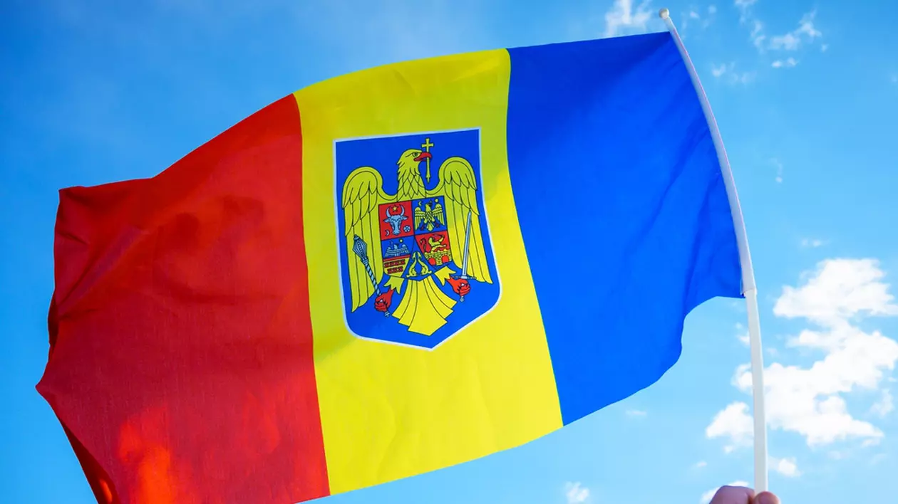 Ce reprezintă simbolurile de pe Stema României - Imagine cu drapelul României pe care este imprimată Stema României