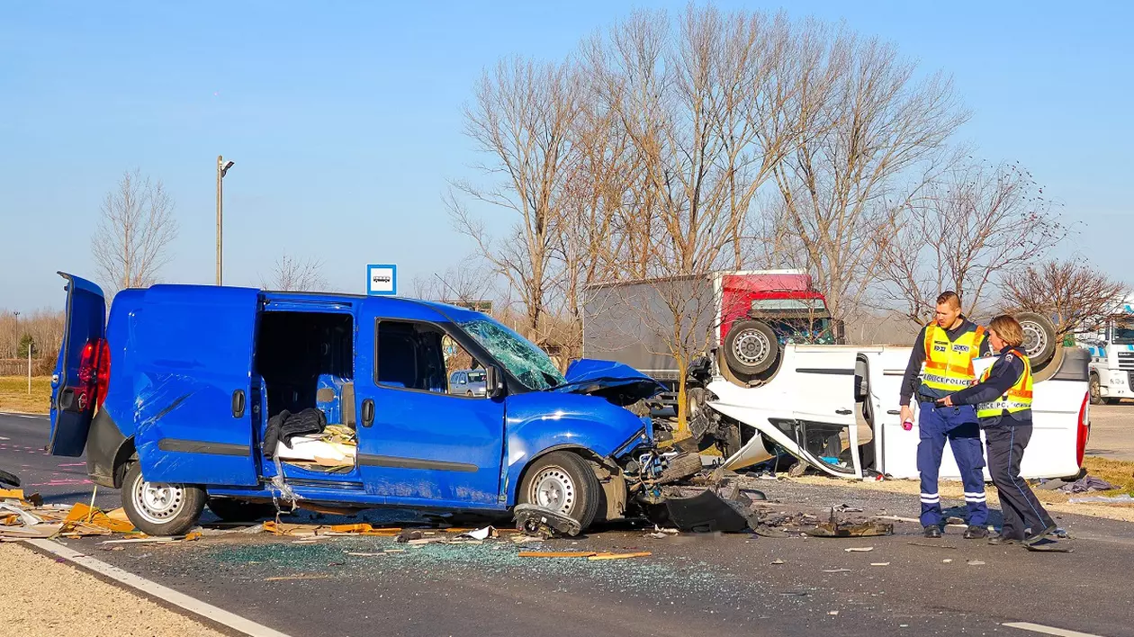 Șoferul unei dube înmatriculate în România a murit pe o șosea din Ungaria, lovit în plin de o mașină de pompe funebre