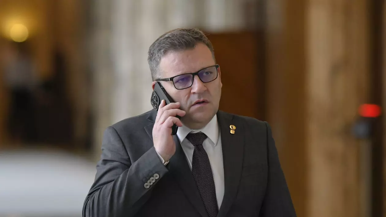Ministrul care sună sau abordează femei noaptea. Una dintre ele îi e colegă de partid. „Vrea să fie macho man” 