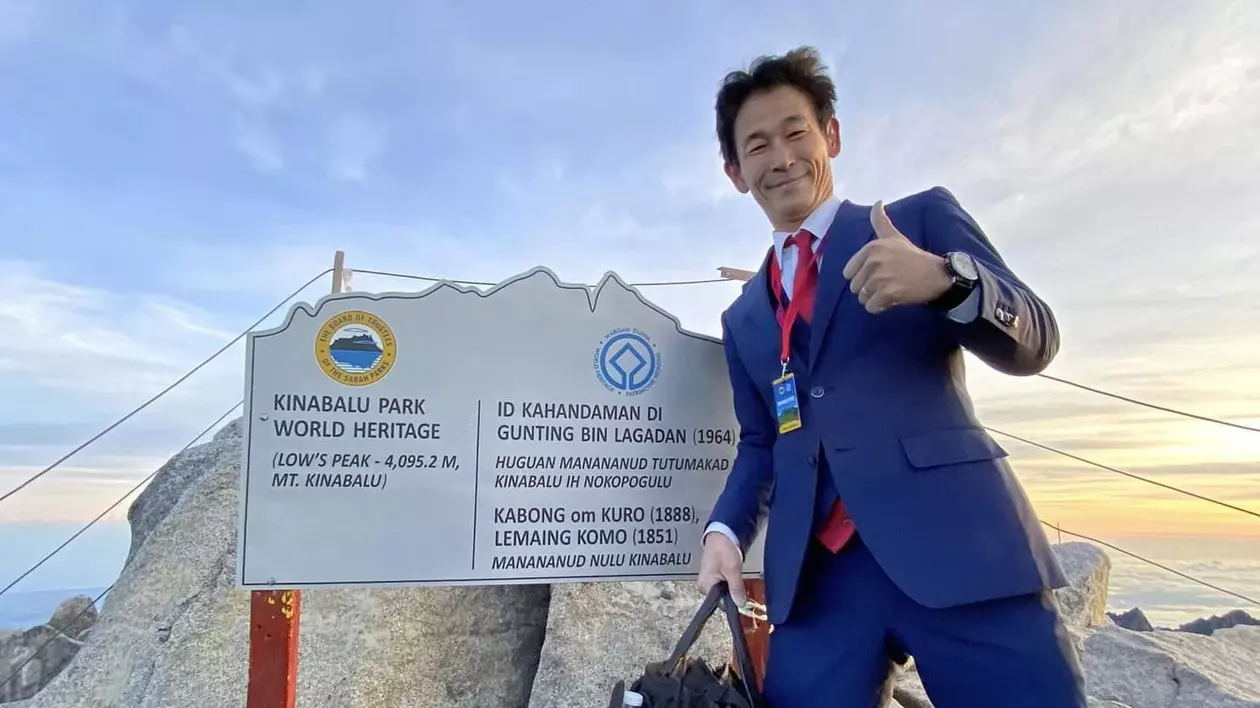 Un designer japonez a escaladat în costum unul dintre cei mai înalți munți din lume pentru a dovedi fiabilitatea materialelor sale: „Sunt gata pentru o întâlnire de afaceri”