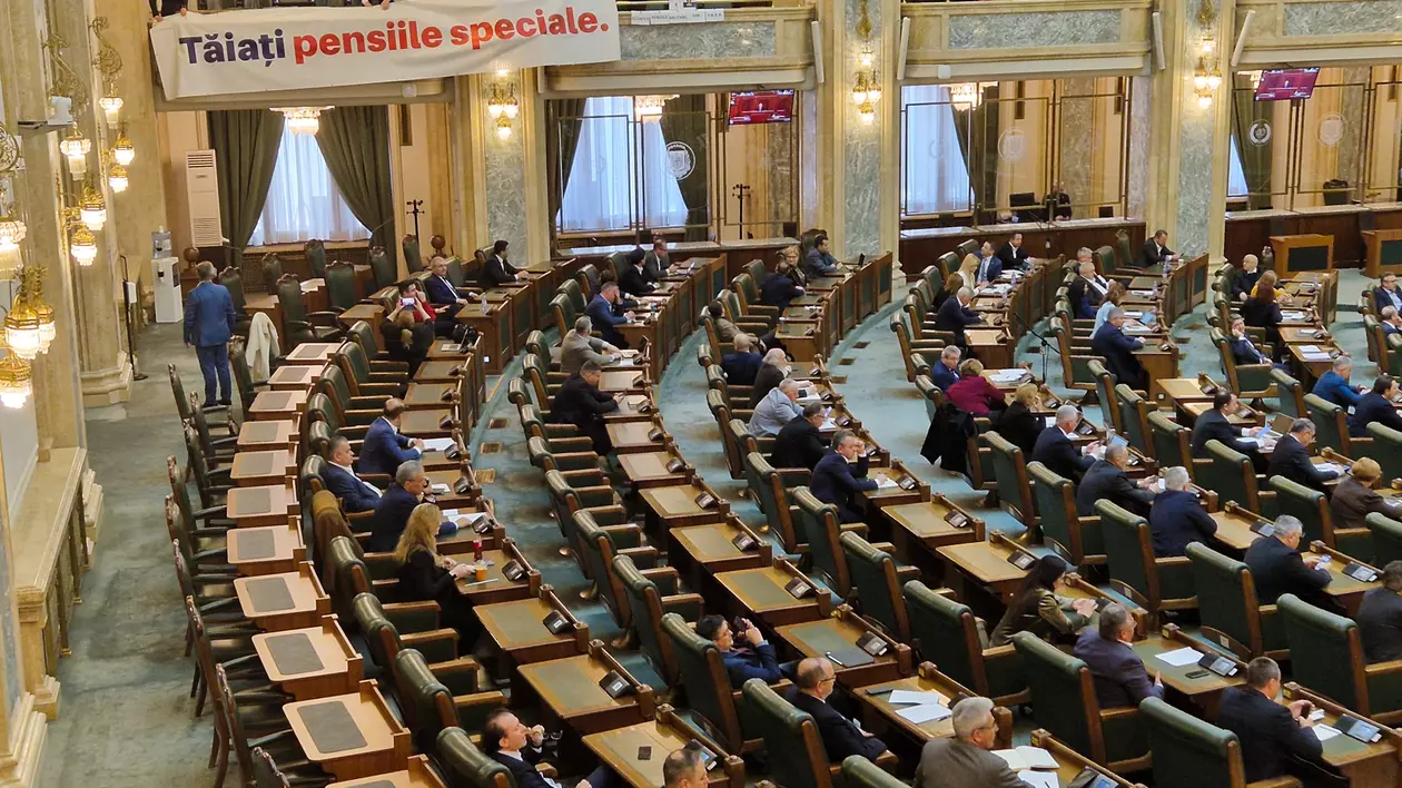 Parlamentarii USR au protestat față de proiectul de lege privind pensiile speciale.