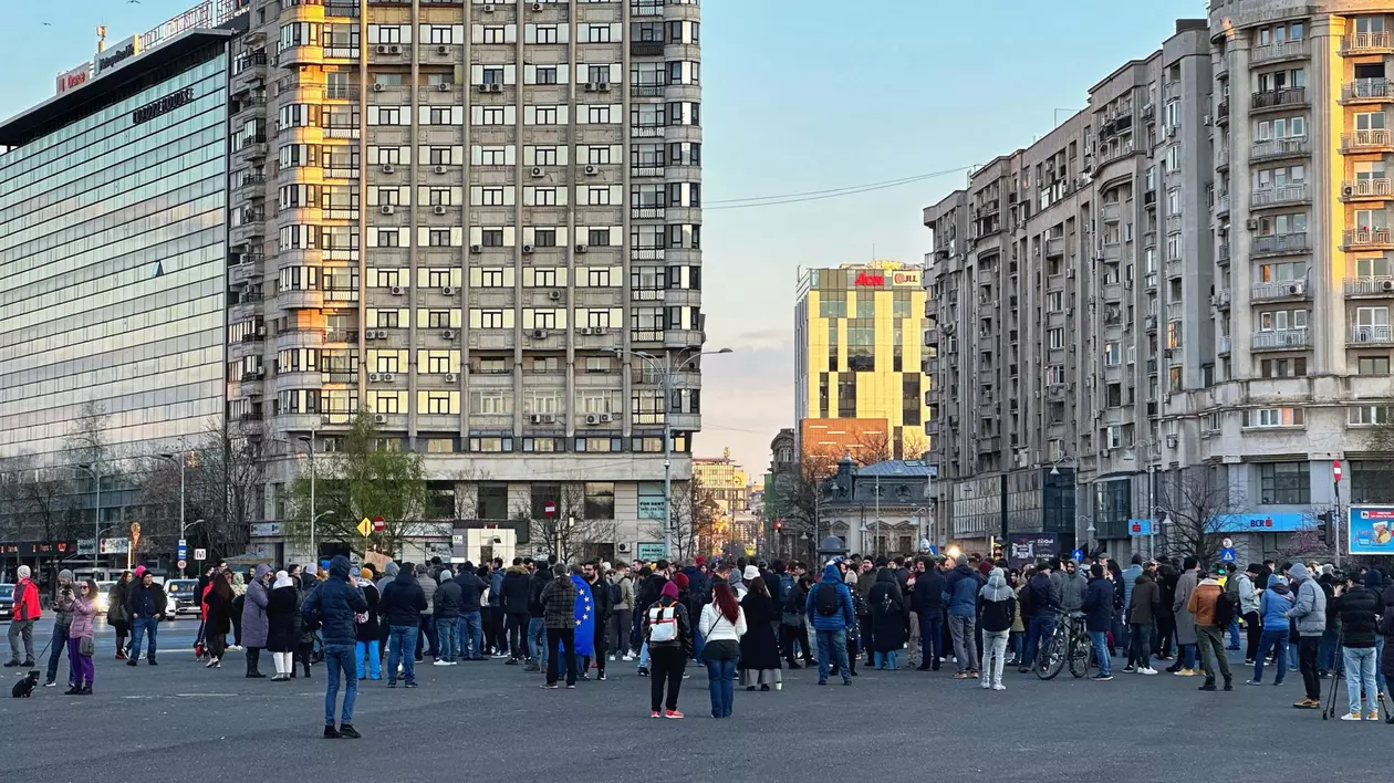 Protest cu zeci de oameni în Piața Victoriei, după ce senatorii au votat pragul de 250.000 de lei pentru abuz în serviciu