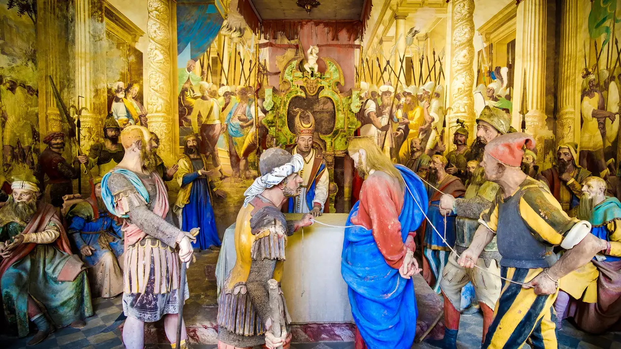 Ce înseamnă expresia de la Ana la Caiafa Imagine cu fresca Iisus la Tribunalul lui Caiafa dintr-una dintre capelele de la Sacro Monte di Varallo.