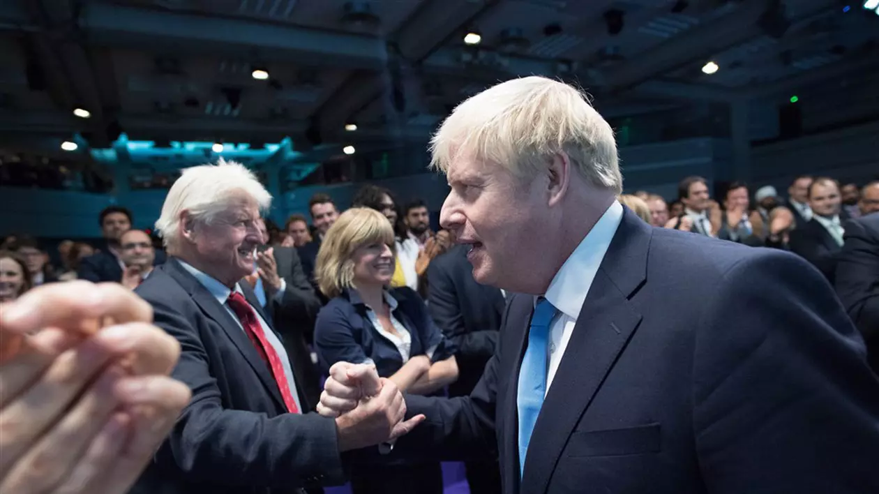 Boris Johnson l-a trecut pe tatăl său pe lista celor propuși pentru a primi titlul nobiliar de „Sir” înainte de a părăsi funcția, scrie presa britanică