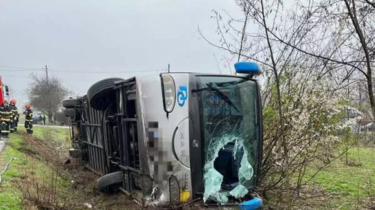 Autocar răsturnat la Rași, județul Ialomița. 11 persoane au suferit atacuri de panică, patru au fost transportate la spital