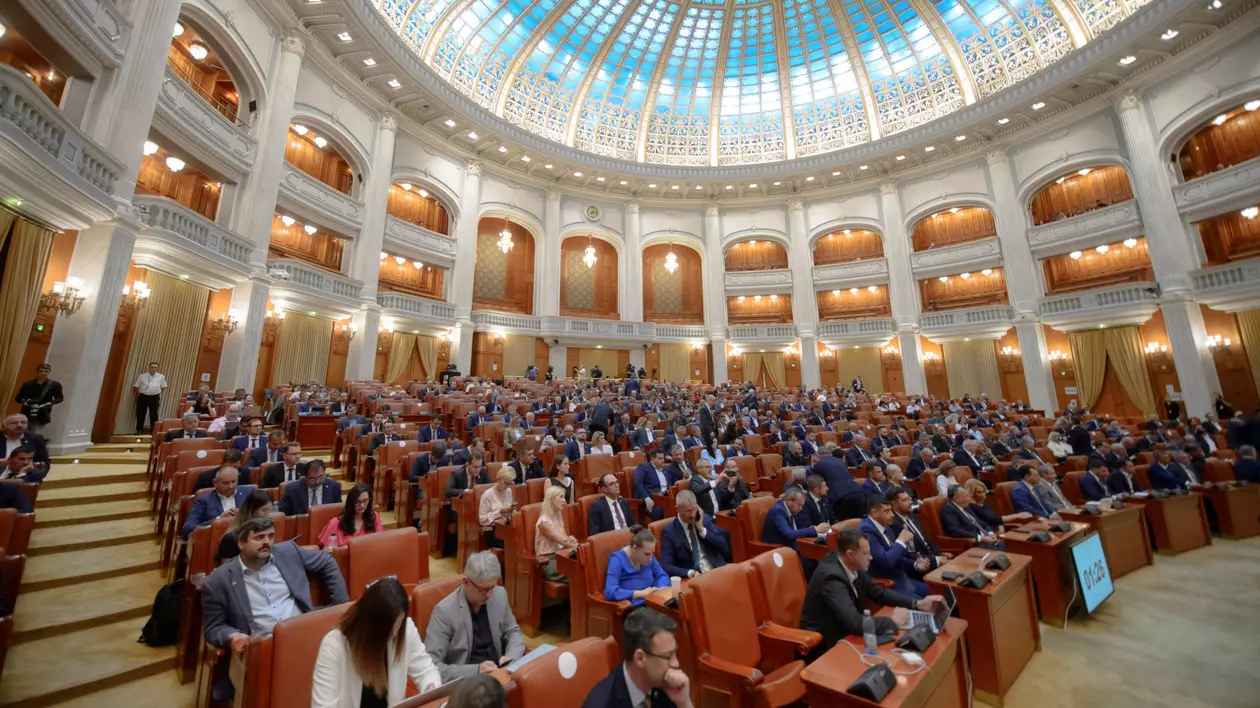Primarii și șefii instituțiilor nu vor mai plăti amenzile pentru neaplicarea unei decizii a instanței din buzunarul propriu, ci din banii publici. USR va ataca la CCR