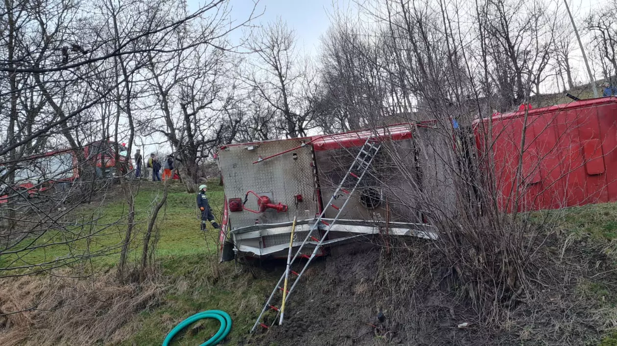 O mașină de pompieri s-a răsturnat în drum spre un incendiu, în Bistrița-Năsăud. 3 pompieri au fost răniți