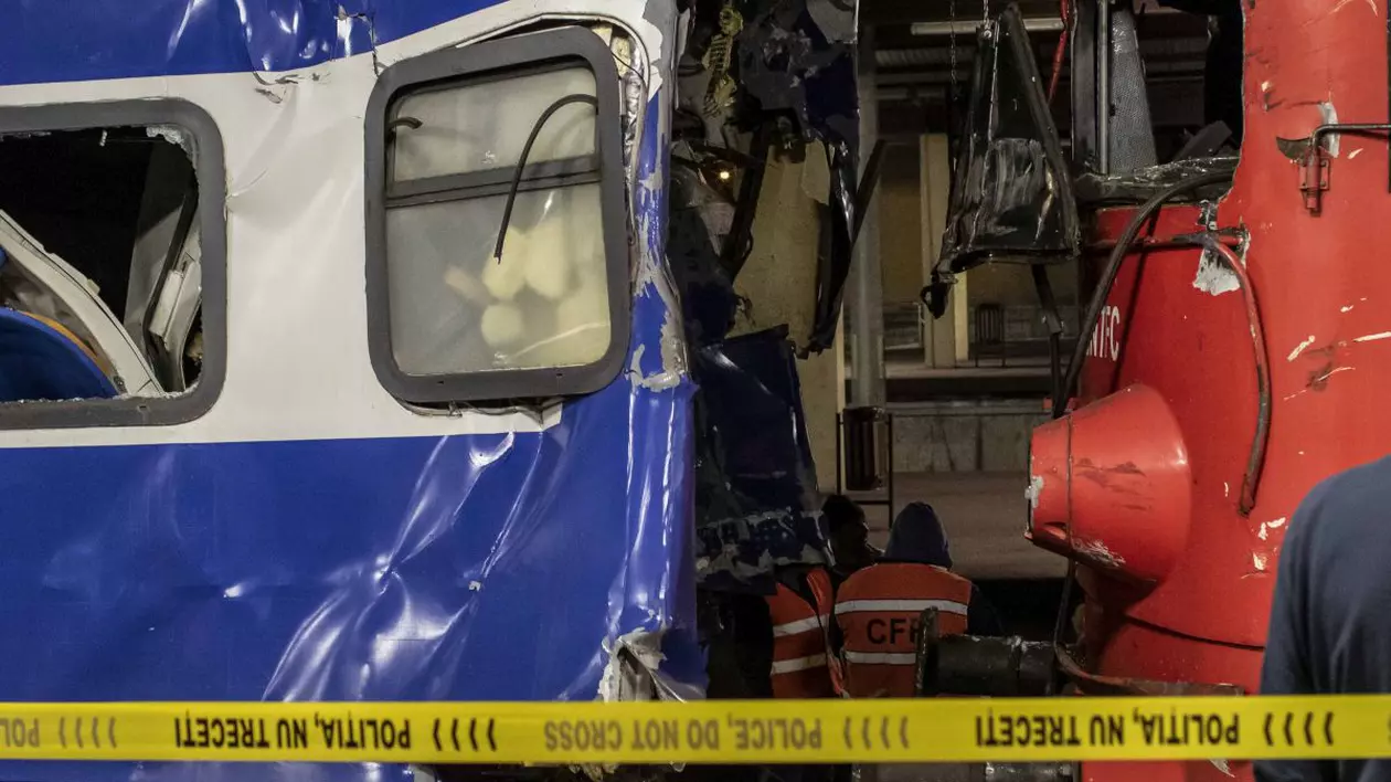 Impact violent în gara din Galați între o locomotivă și trenul la care urma să fie cuplată. O femeie, conductorul trenului, a murit la spital
