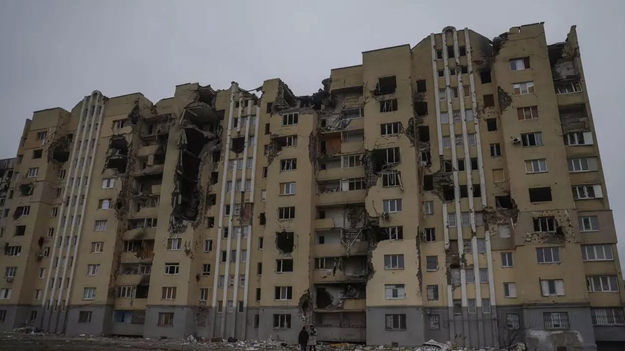 O clădire rezidențială avariată în Mariupol, Ucraina, 7 decembrie 2022. Foto: EPA