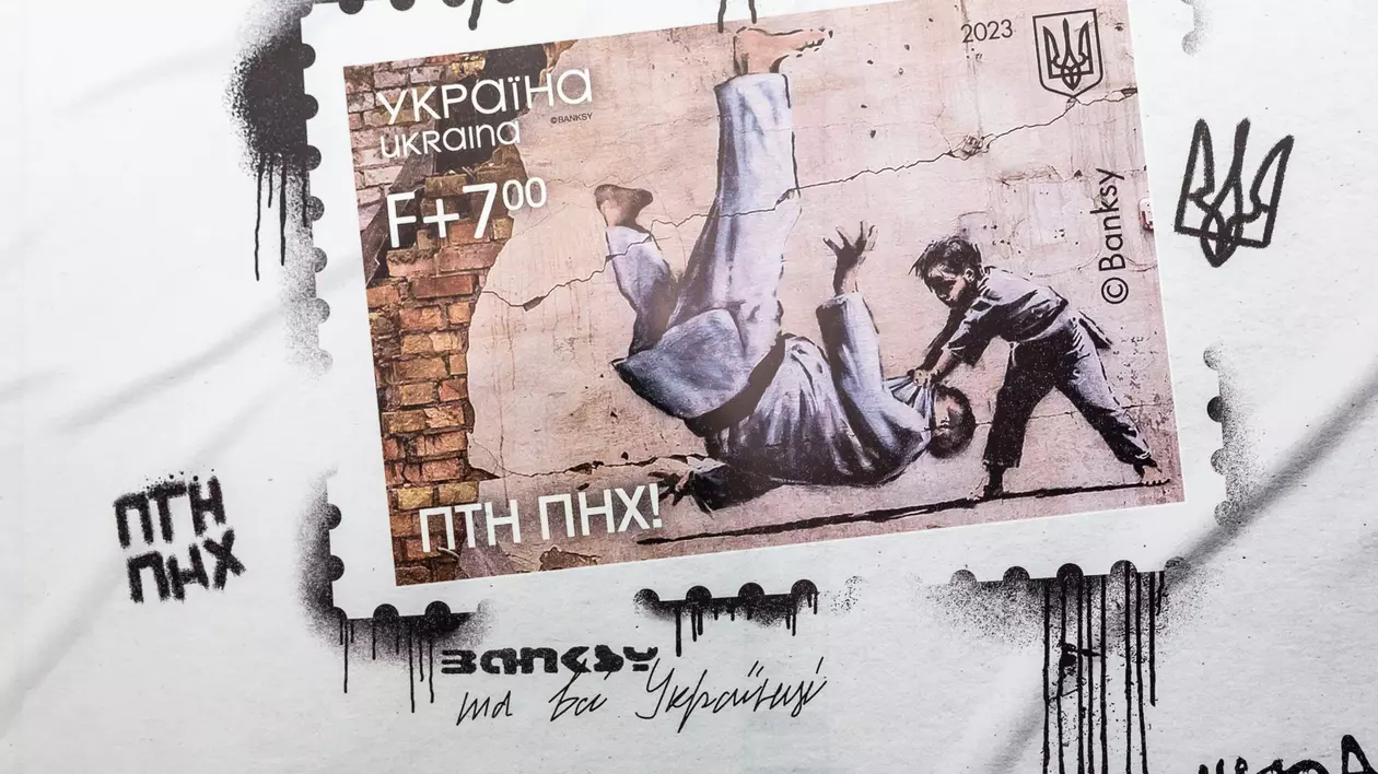 Poșta ucraineană reeditează un timbru cu o lucrare anti-Putin a lui Banksy. Mesajul adresat liderului de la Kremlin