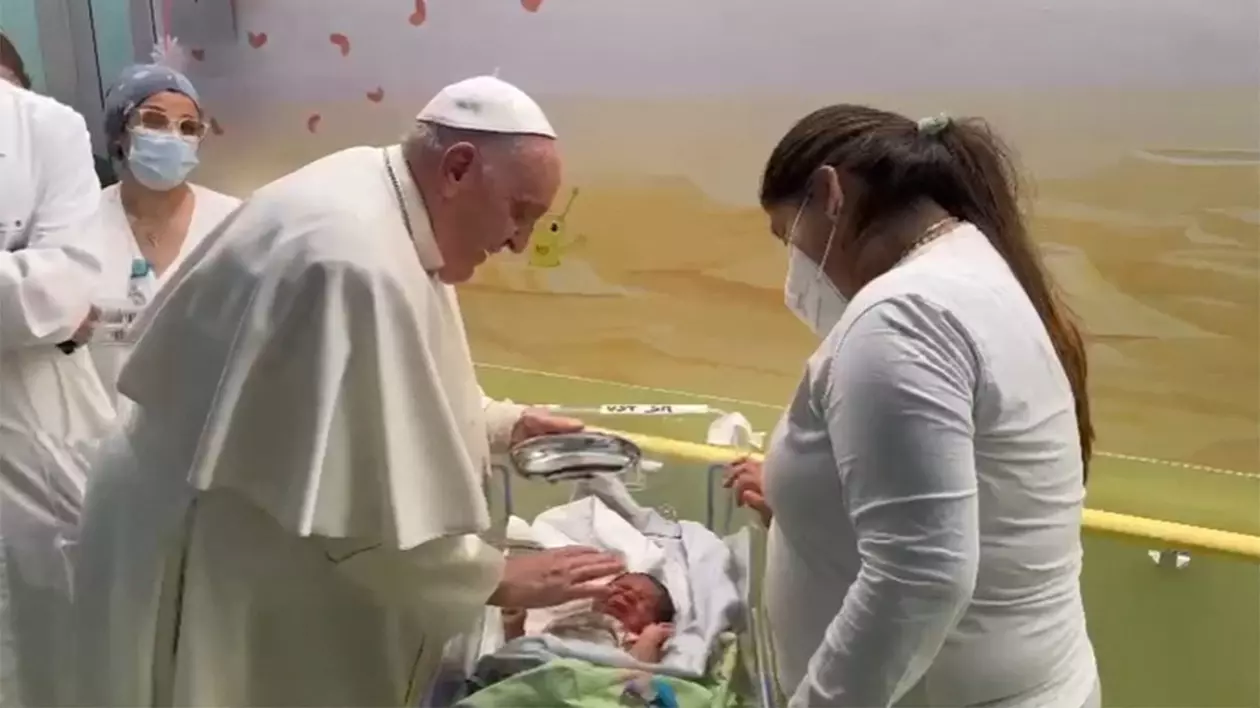Papa Francisc, încă internat, a vizitat copiii aflați la oncologie pediatrică în Spitalul Gemelli