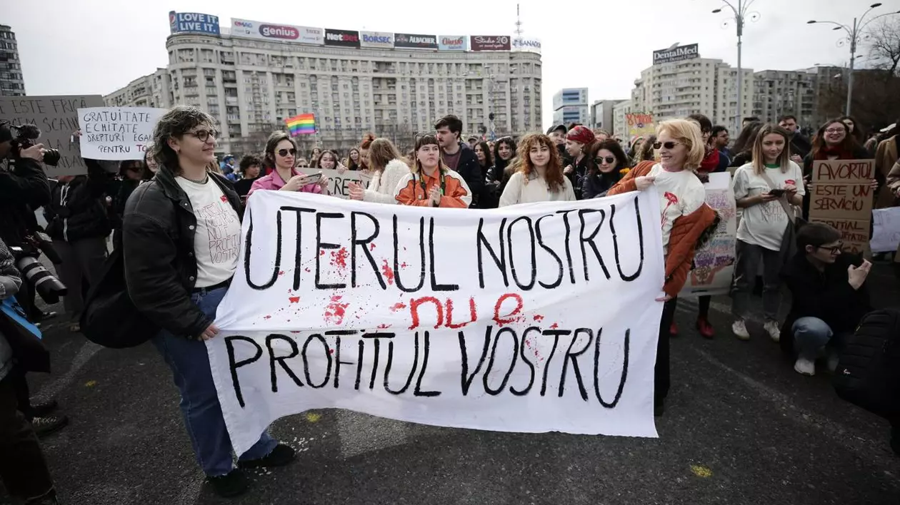 Protest de 8 martie în Piața Victoriei pentru drepturile reproductive ale femeilor. „Uterul nostru nu e profitul vostru!”