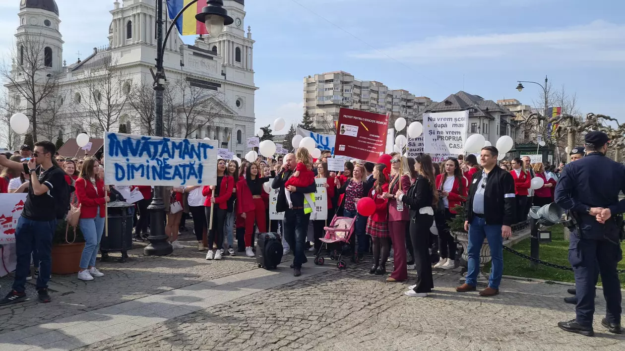 Părinți versus primar, la Iași. Protest după mutarea elevilor unui colegiu național din clădirea monument istoric, aflată în risc seismic