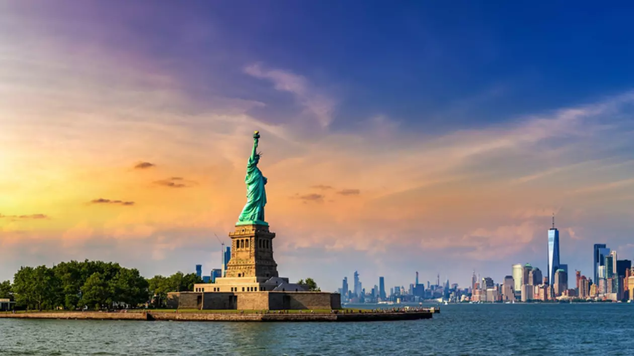 Ce este Visa Waiver și ce țări fac parte din program - Imagine panormamică a oraşului New York, în care se disting Statuia Libertăţii şi cartierul Manhattan