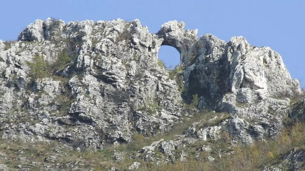 Oase umane, un rucsac și îmbrăcăminte, descoperite în Cheile Sohodolului, județul Gorj