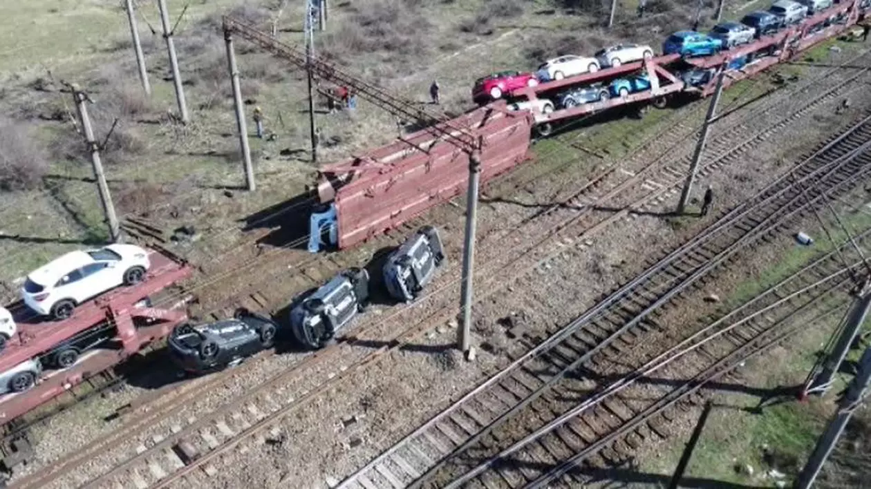 Mecanicul trenului care a lovit marfarul, la Roșiori, a fost reținut, apoi pus sub control judiciar