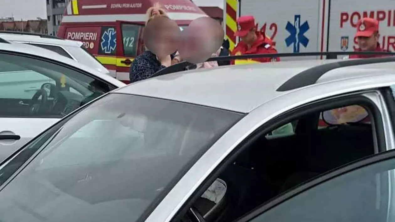 O fetiță de 9 luni a rămas blocată într-o mașină parcată în fața unui mall din Drobeta-Turnu Severin