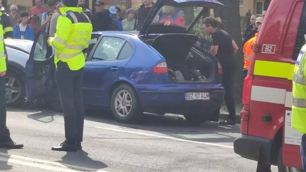 Grav accident în Brașov. O persoană a murit și alte cinci au fost rănite, după ce două mașini s-au ciocnit frontal