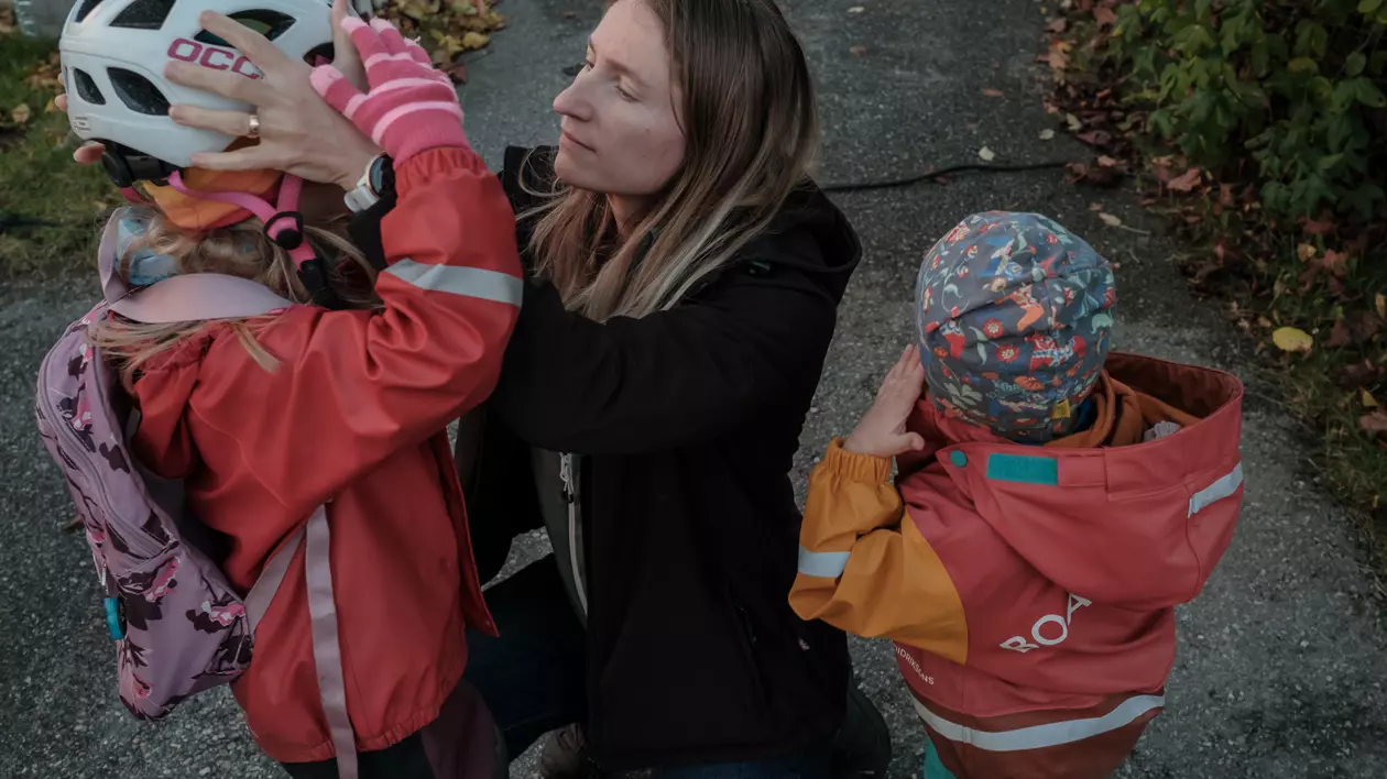 O familie de cercetători români, despre viața în Suedia: „O profesoară m-a rugat să o ajut cu documentarea. Mi-a spus că-mi dă 1.000 de euro pe lună. Am simțit cum cad de pe scaun." În România, studenții fac asta gratis pentru profesori