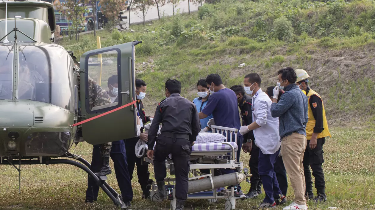 Un alpinist indian a fost găsit în viață după ce a căzut 300 de metri într-o crevasă pe muntele Annapurna