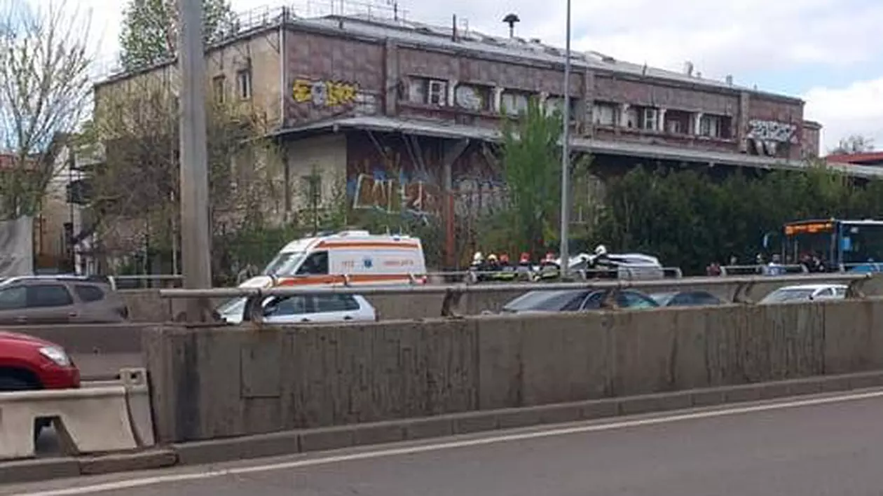 O șoferiță a intrat într-o mașină parcată și s-a răsturnat, la intrarea în București. Femeia a fost transportată la Spitalul Elias