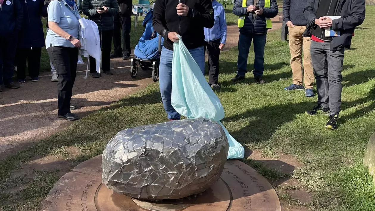 O sculptură stradală inaugurată într-un oraș galez i-a indignat pe locuitori. „Zici că e un cartof copt”