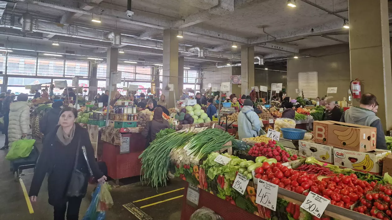 FOTO. Cât costă roșia românească în Piața Obor: bate prețul kilogramului de miel, dar există și o alternativă