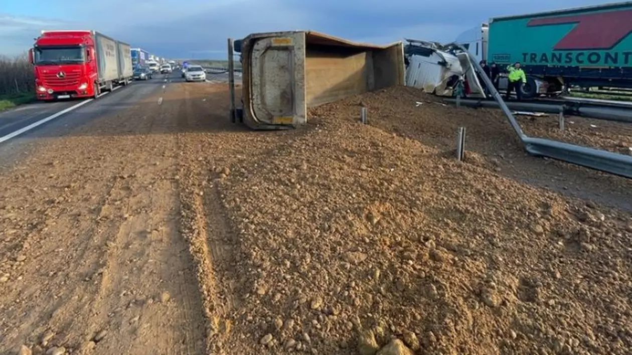 Circulaţie blocată pe Autostrada Bucureşti - Piteşti, după ce un TIR cu nisip s-a răsturnat