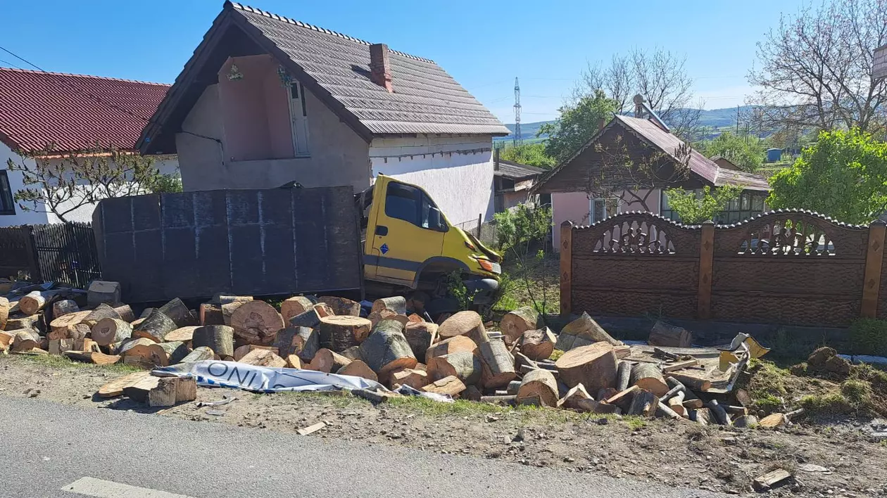 Bărbat rănit de lemnele răsturnate din camioneta care a derapat și a intrat în curtea lui, în Gorj