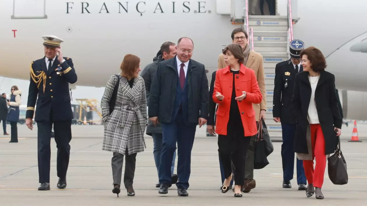 Ce a discutat ministrul Aurescu cu omologul francez la Aeroportul Otopeni, la escala lui Macron în România