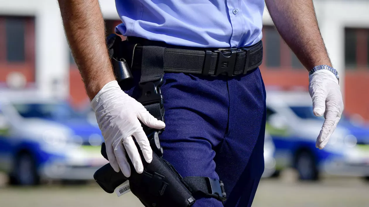 Un polițist din Deva, jefuit în sediul poliției. Hoții i-au furat cătușele, un spray lacrimogen și bastonul