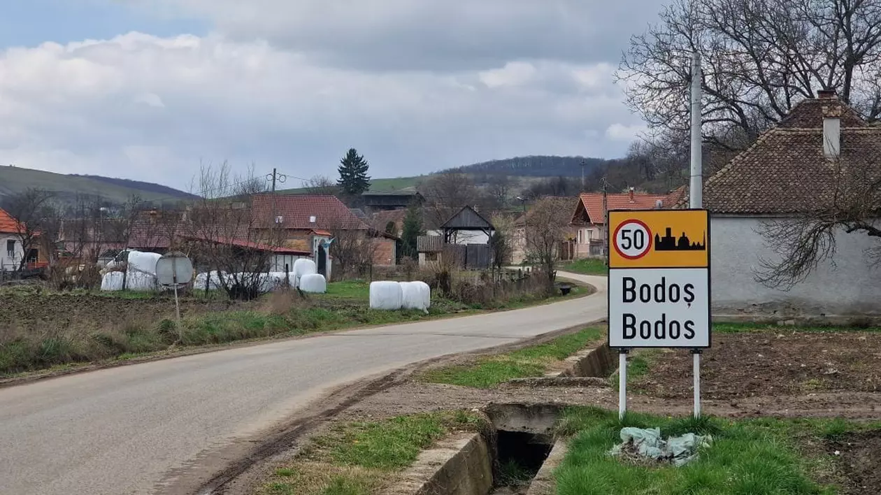 Cazul fetei din Covasna legate cu lanțuri de părinți. Primăria Baraolt: „Nu au fost efectuate vizite la domiciliu din 2020”, tatăl depunea lunar „un raport de activitate”