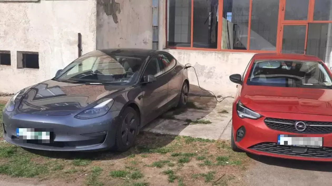 Managerul și anestezistul spitalului din Găești trag curent gratis cu un cablu din spital pentru mașinile electrice personale Opel și Tesla