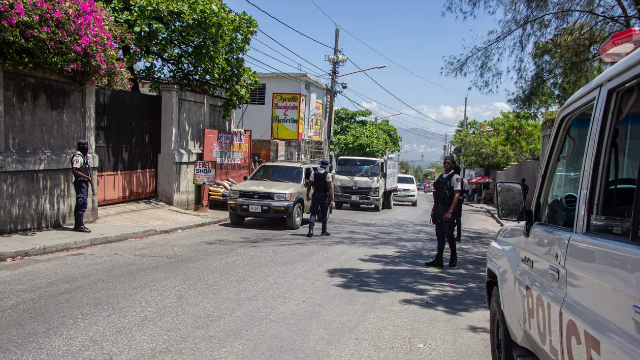 Bărbați uciși în bătaie și incendiați pe străzile capitalei statului Haiti. Mulțimea i-a luat cu forța din custodia poliției