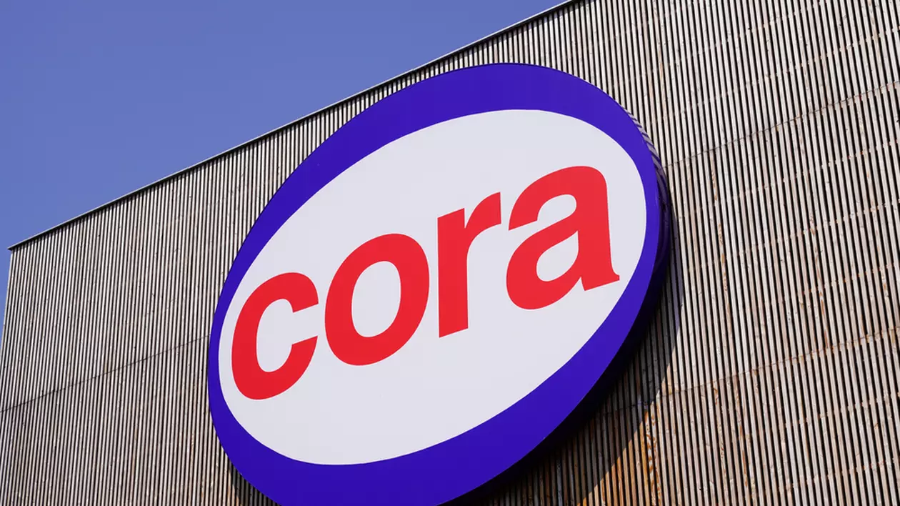 Program Cora de Paşte 2023. Când e deschis la Cora pe 15, 16 şi 17 aprilie - Imagine cu sigla Cora pe un magazin