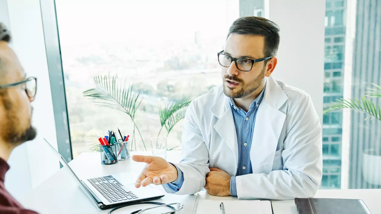 Care este diferența dintre consult și control medical - Imagine cu un medic care discută cu pacientul lui
