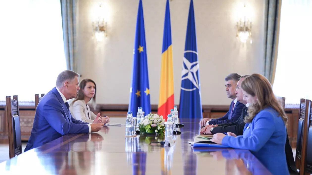 Președintele Klaus Iohannis, discuții la Palatul Cotroceni cu liderii coaliției, Nicolae Ciucă și Marcel Ciolacu, și cu ministrul Educației, Ligia Deca. Foto: Administrația Prezidențială