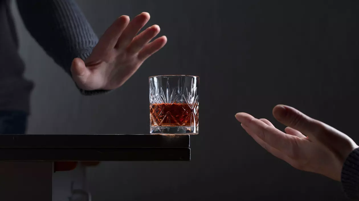 Este mai sănătos să bei puțin decât să nu bei deloc? Ce spun trei cercetători și un nutriționist 