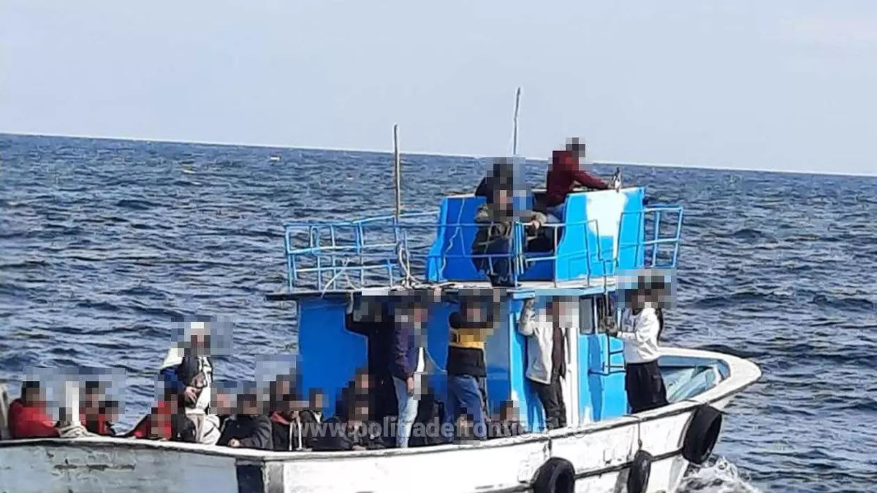Operațiune de salvare în Marea Neagră, după ce o barcă cu zeci de migranţi, inclusiv copii, a fost depistată lângă Vama Veche