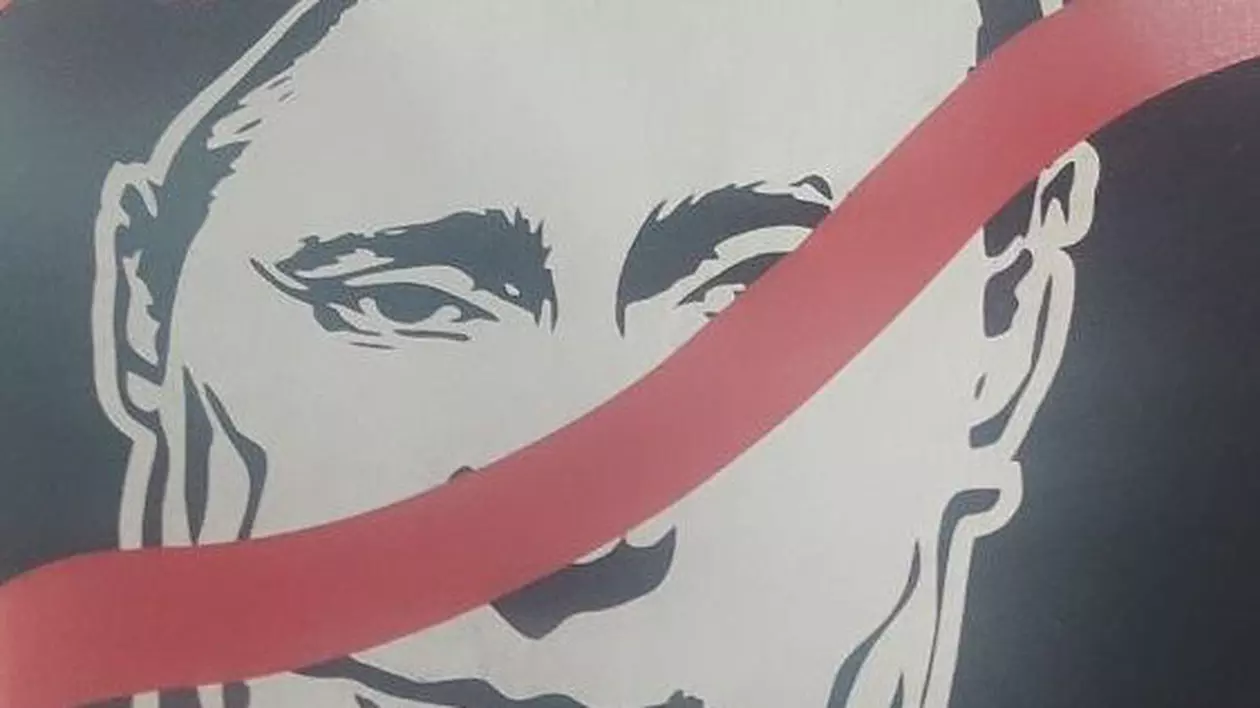 Un rus care purta un hanorac cu portretul lui Vladimir Putin tăiat a fost ridicat de pe stradă, arestat și dezbrăcat. Ce amendă riscă